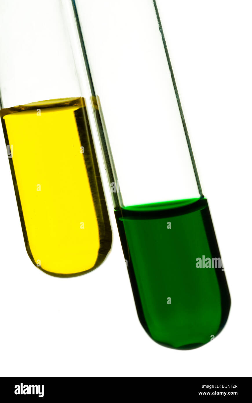 Close-up of test-tubes à échantillons vert et jaune Banque D'Images
