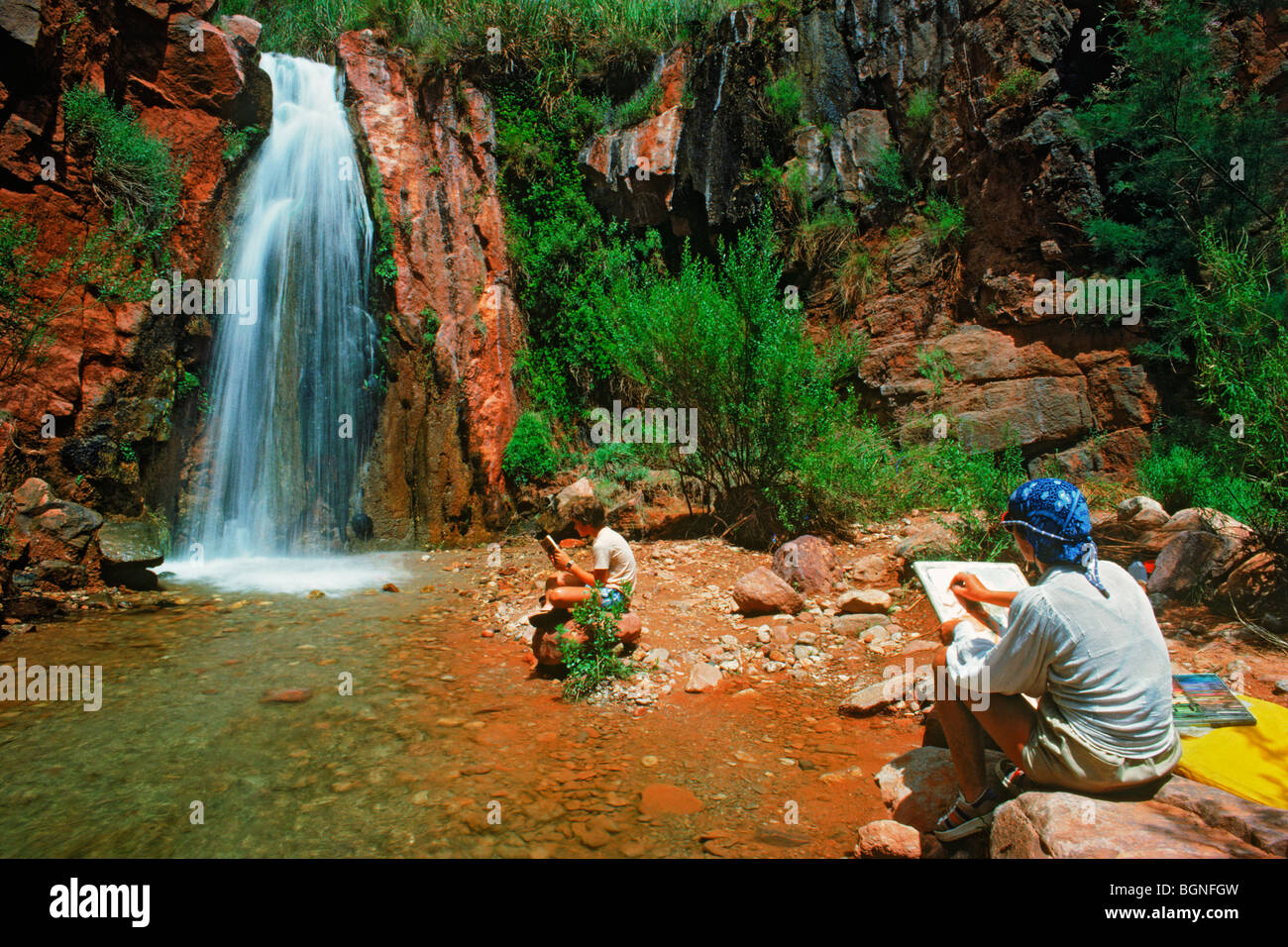 La peinture des femmes de la cascade de Deer Creek Falls à l'intérieur de Grand Canyon Colorado River rafting pendant Banque D'Images