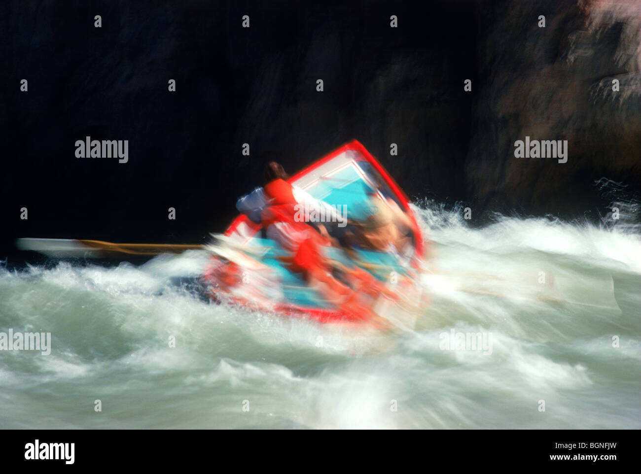 Grand Canyon Dory rebondissent à travers rapides à Granite Falls sur la rivière Colorado Banque D'Images