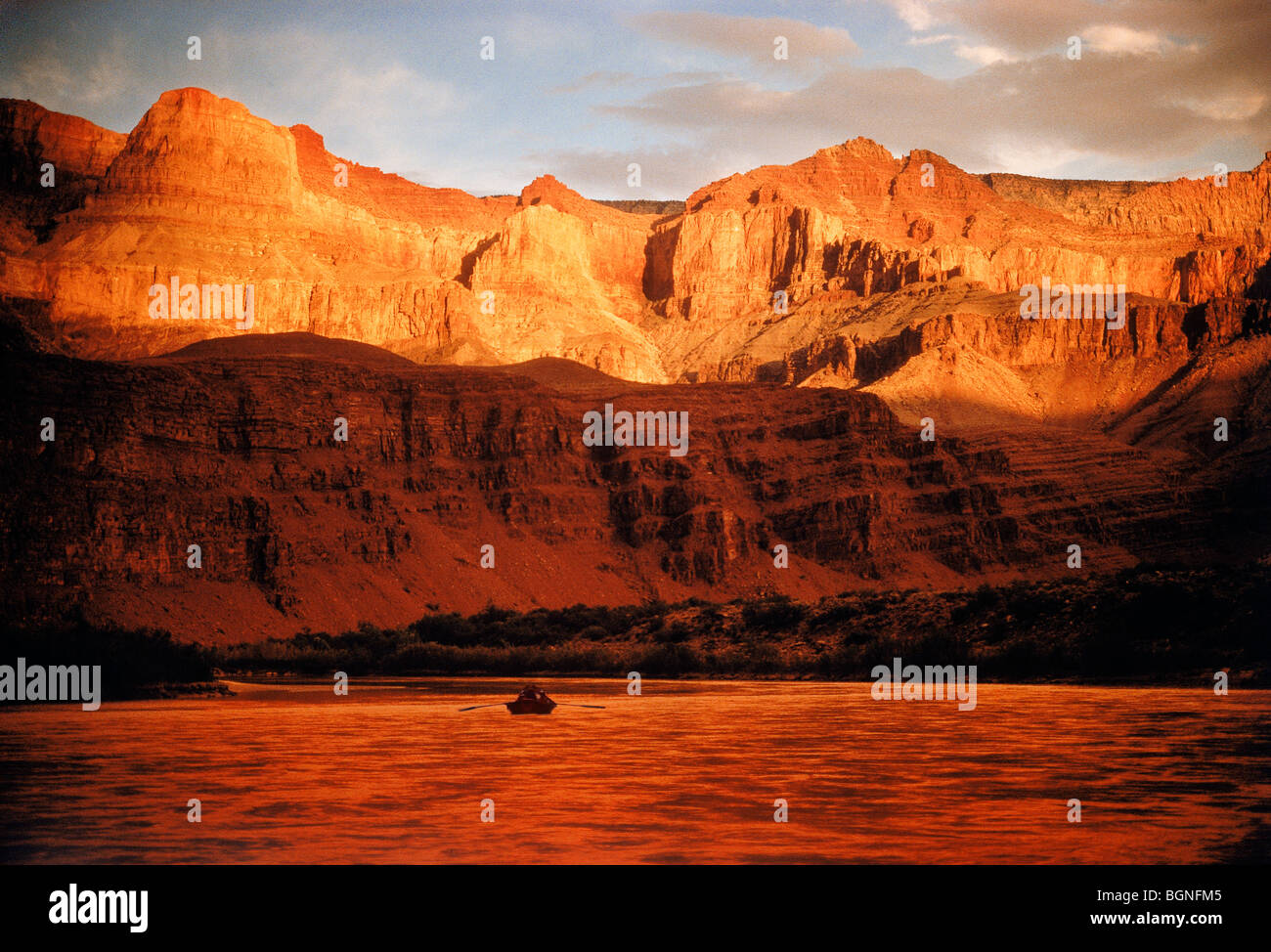 Voyage en bateau Dory flottant du fleuve Colorado à travers les murs intérieurs et les ombres du Grand Canyon près de Sunset Banque D'Images