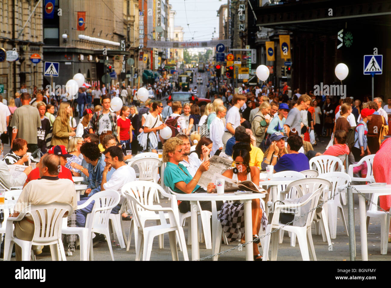 Les touristes d'été et d'activités autour des restaurants trottoir à Helsinki, Finlande Banque D'Images