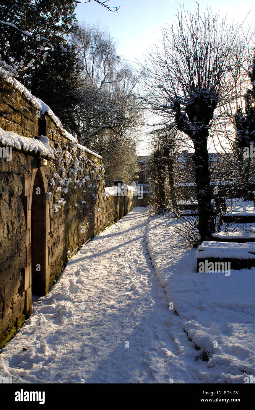 La Tink-a-sentier du réservoir en hiver avec la neige, Warwick, Warwickshire, England, UK Banque D'Images