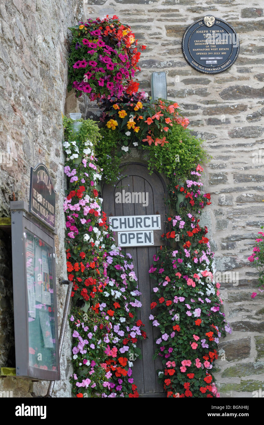 Porte de l'église décorée de fleurs d'été. Banque D'Images