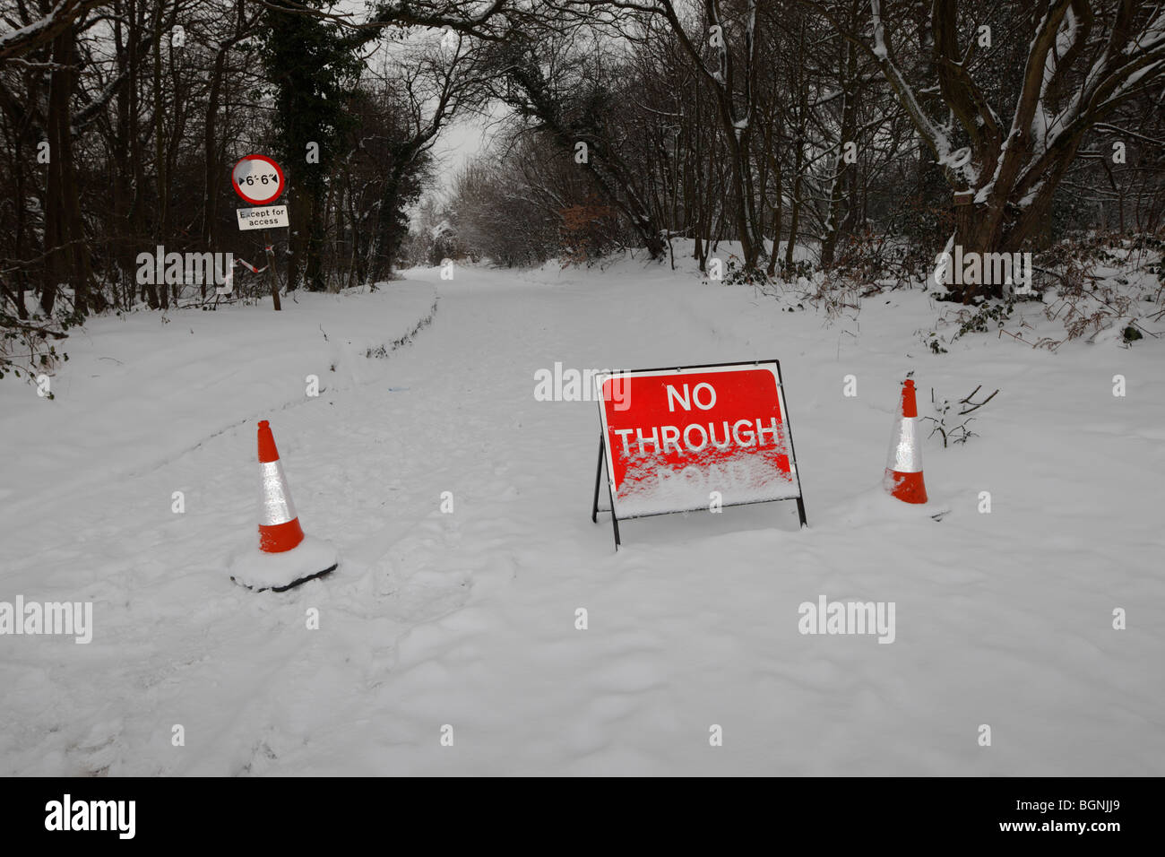 Country road fermée en raison de la neige. Banque D'Images