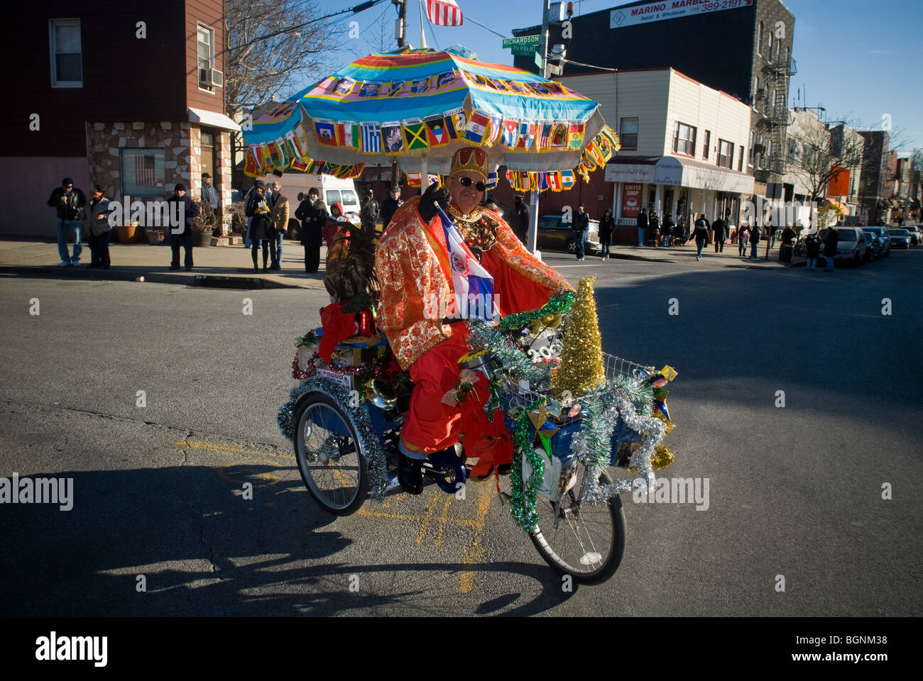 Paraders mars dans les trois rois Day Parade annuelle dans le quartier de Bushwick à Brooklyn New York Banque D'Images