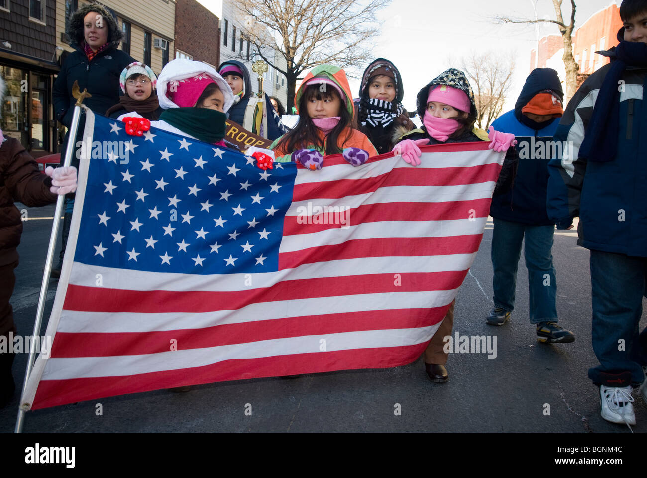 Paraders mars dans les trois rois Day Parade annuelle dans le quartier de Bushwick à Brooklyn New York Banque D'Images