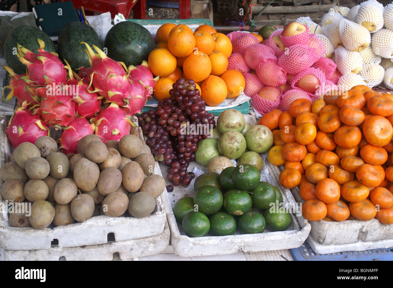 Étal de fruits au marché local à Hoi An, Vietnam Banque D'Images