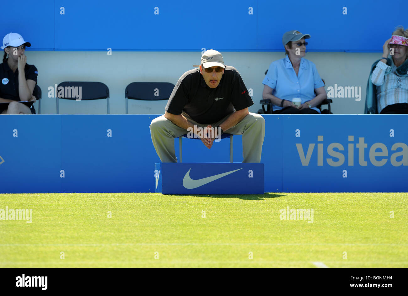 Un juge de ligne attend un servir lors d'un match à l'Aegon International 2009 Championnats de tennis du Devonshire Park à Eastbourne Banque D'Images