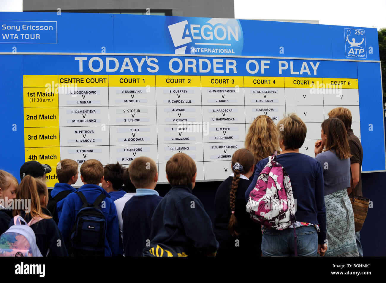 Spectateurs check out l'ordre de jeu au cours de l'Aegon International 2009 Championnats de tennis du Devonshire Park à Eastbourne Banque D'Images