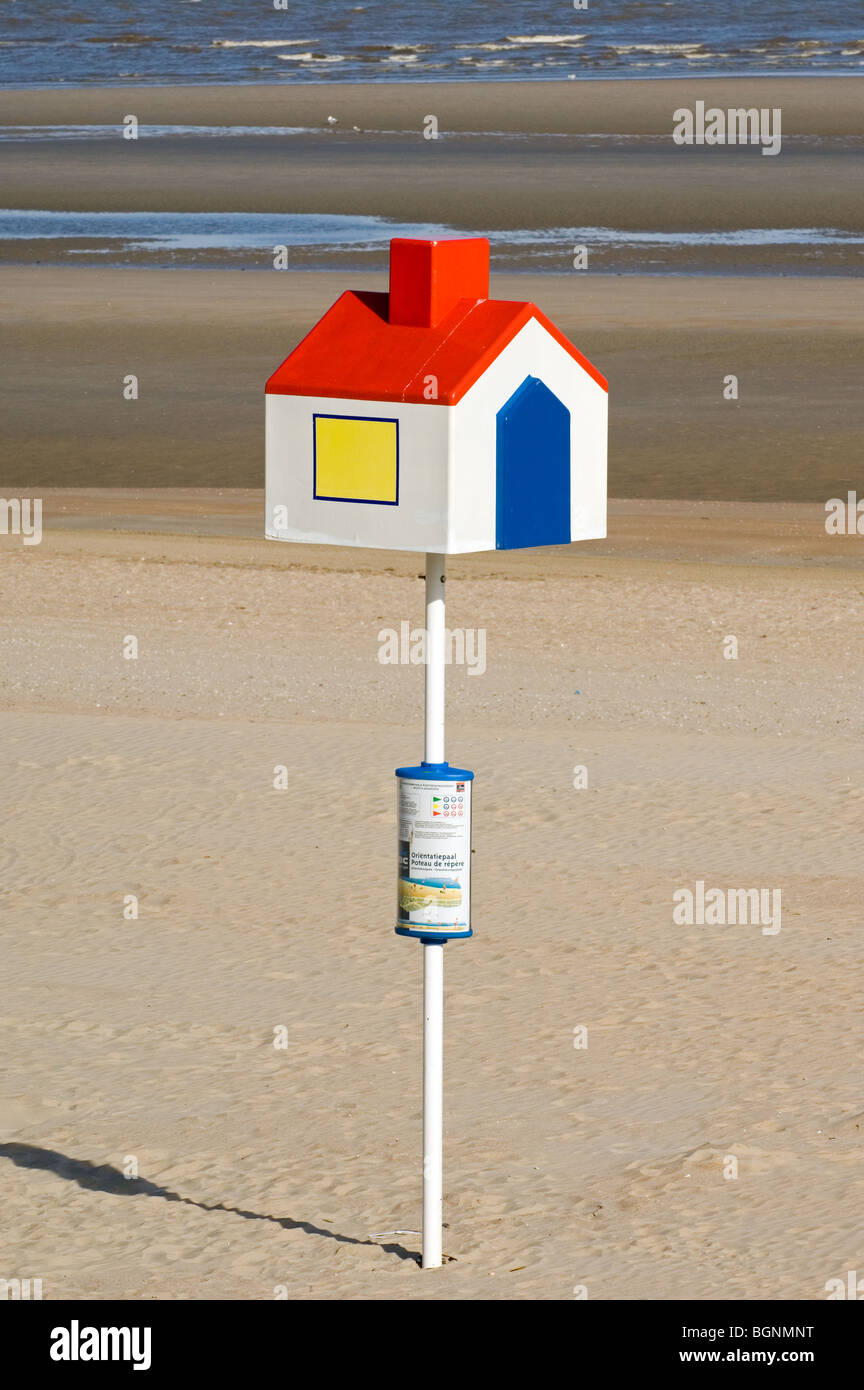 Point de référence / orientation pôle avec chambre pour enfants perdus sur la plage, Belgique Banque D'Images