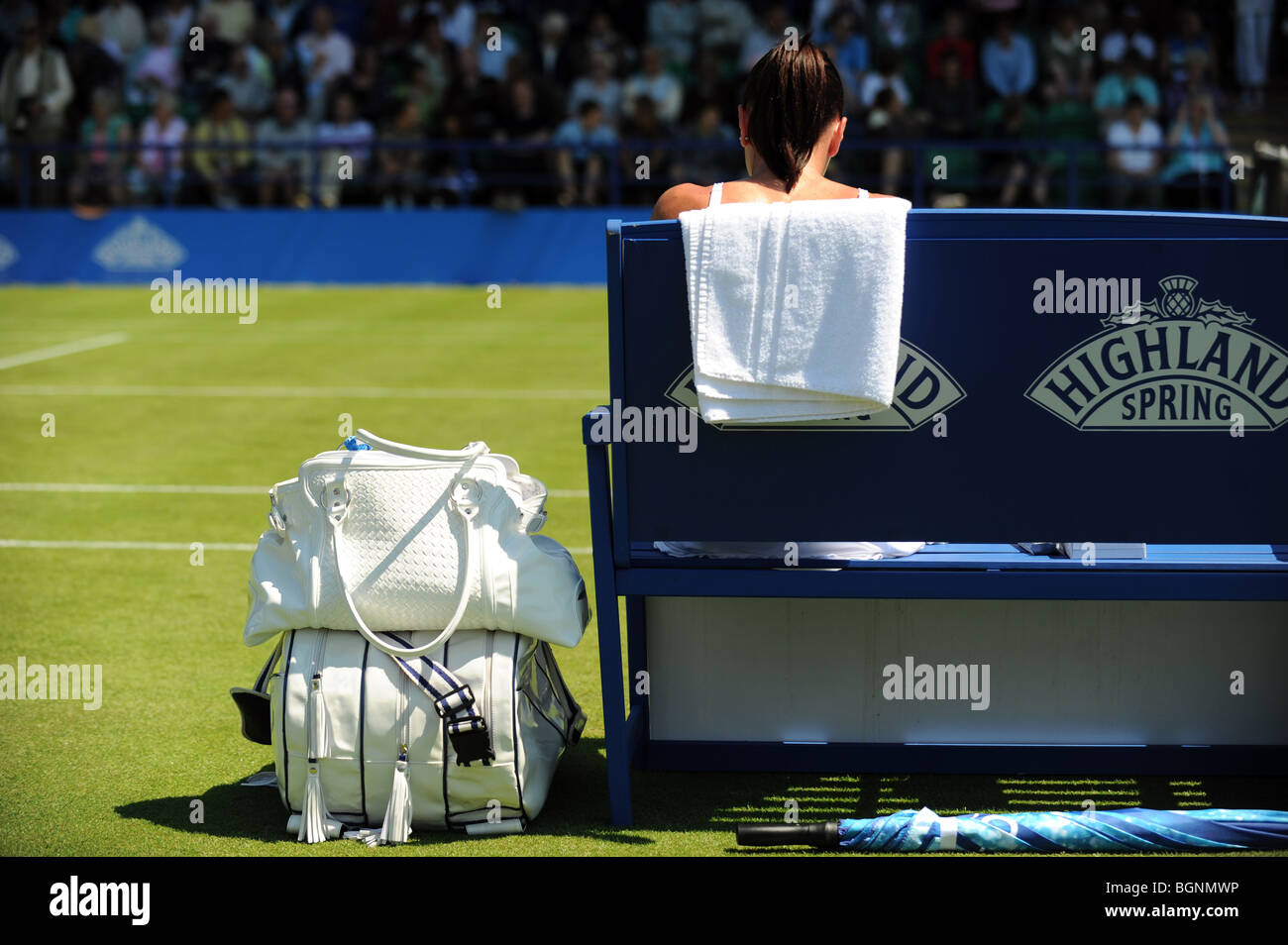 Jelena Jankovic et son sac à main sur la cour à l'Aegon International 2009 Championnats de tennis du Devonshire Park à Eastbourne Banque D'Images