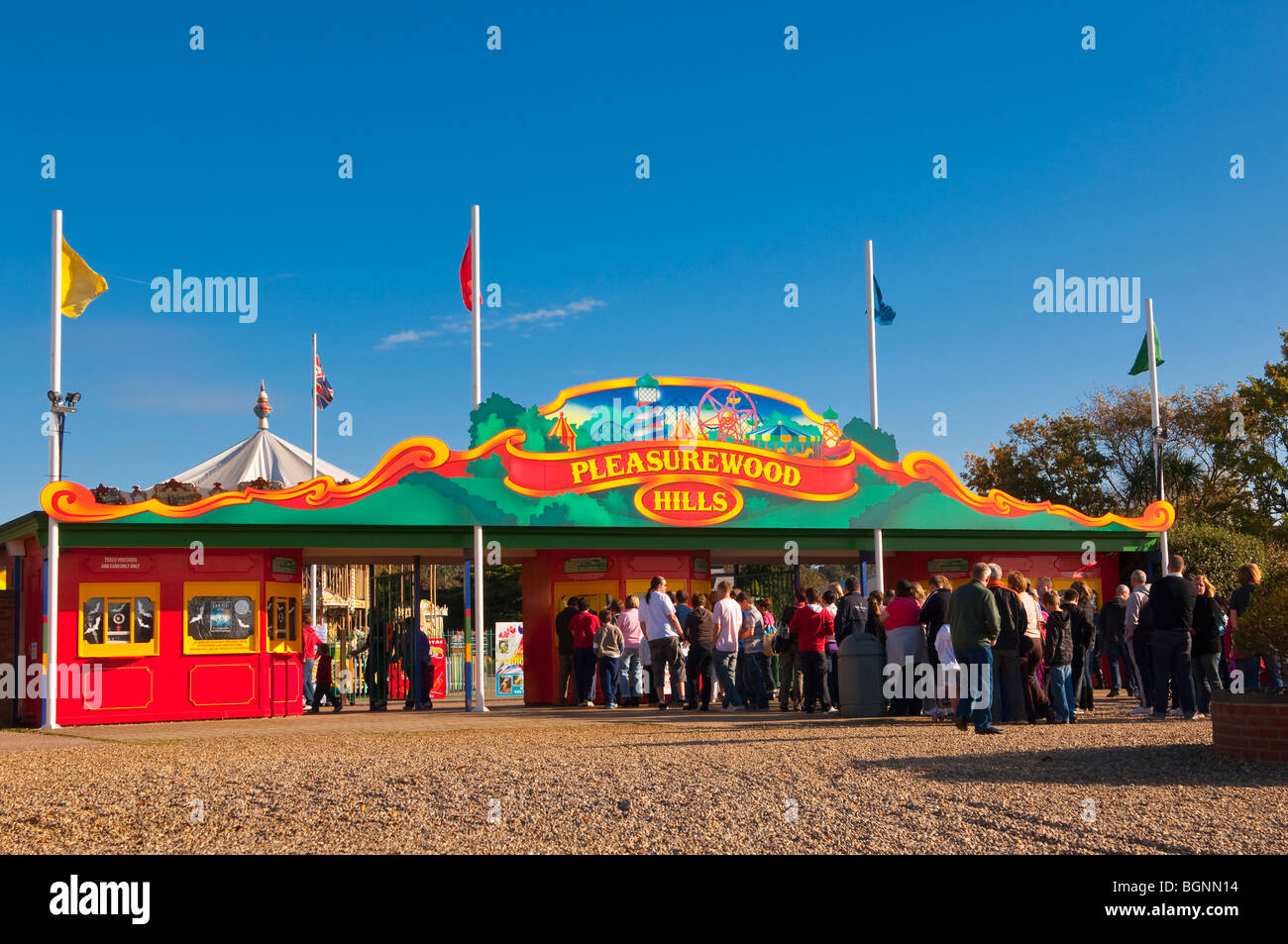 Les gens dans la file d'attente à Pleasurewood Hills Parc de loisirs à thème Gunton près de Lowestoft, Suffolk, UK Banque D'Images