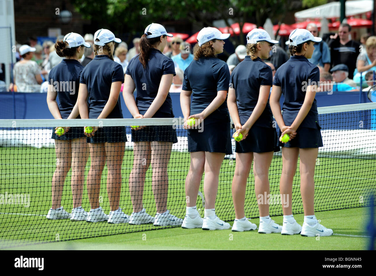 Ball filles line up sur le court avant un match à l'Aegon International 2009 Championnats de tennis du Devonshire Park à Eastbourne Banque D'Images
