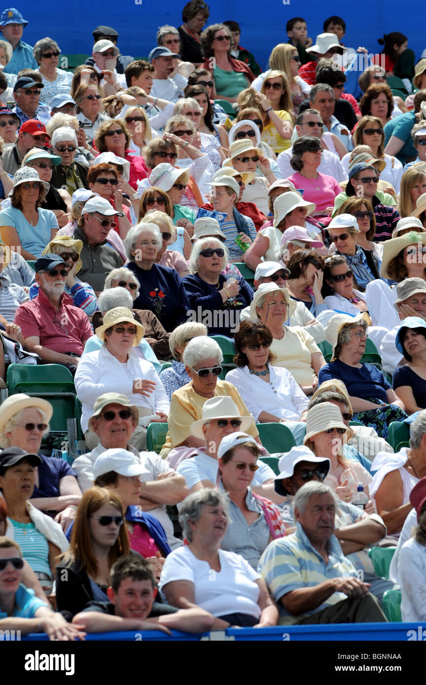 Spectateurs appréciant l'action à l'Aegon International 2009 tournois de tennis du Devonshire Park à Eastbourne Banque D'Images