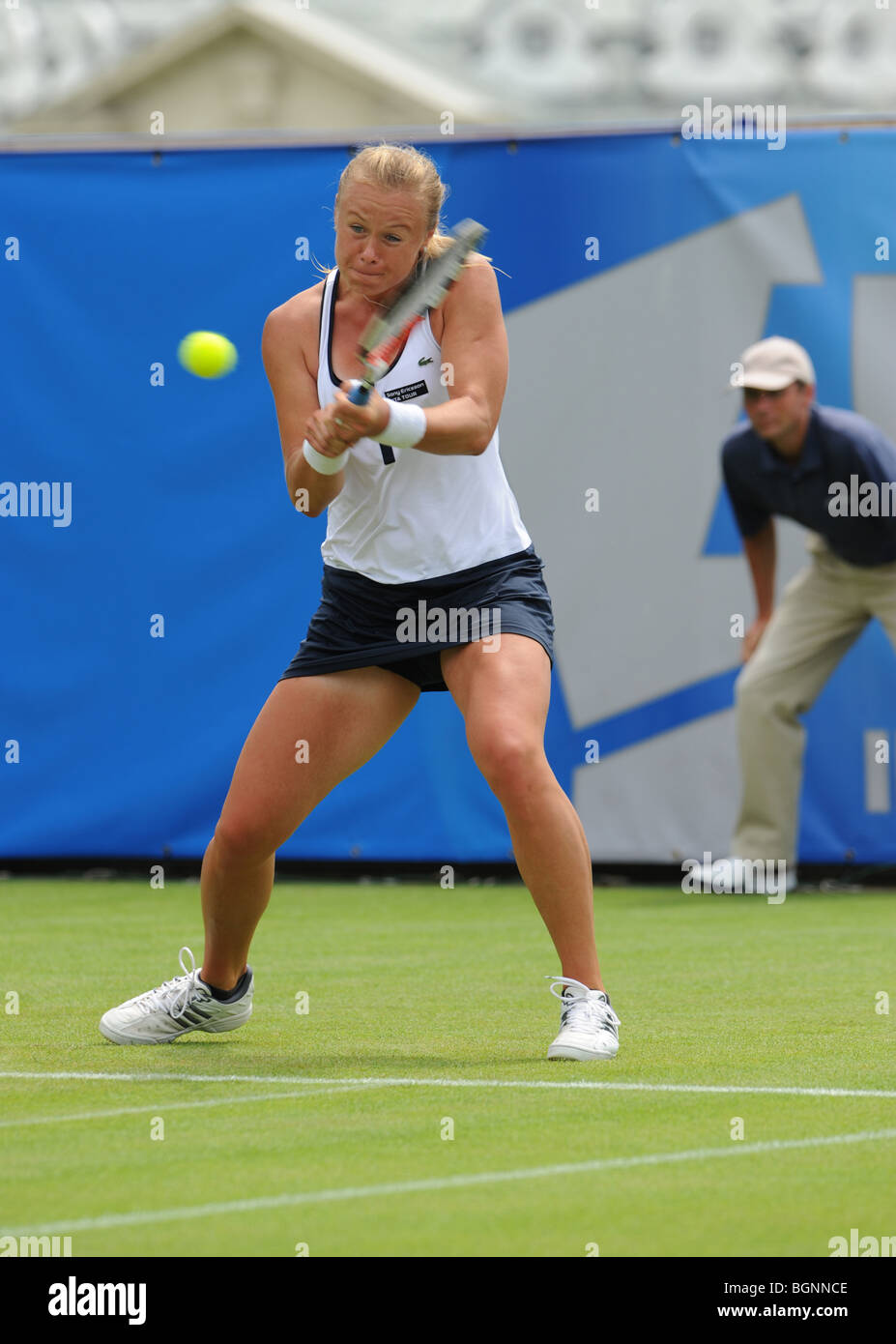 Vera Dushevina en action à l'Aegon International 2009 tournois de tennis du Devonshire Park à Eastbourne Banque D'Images