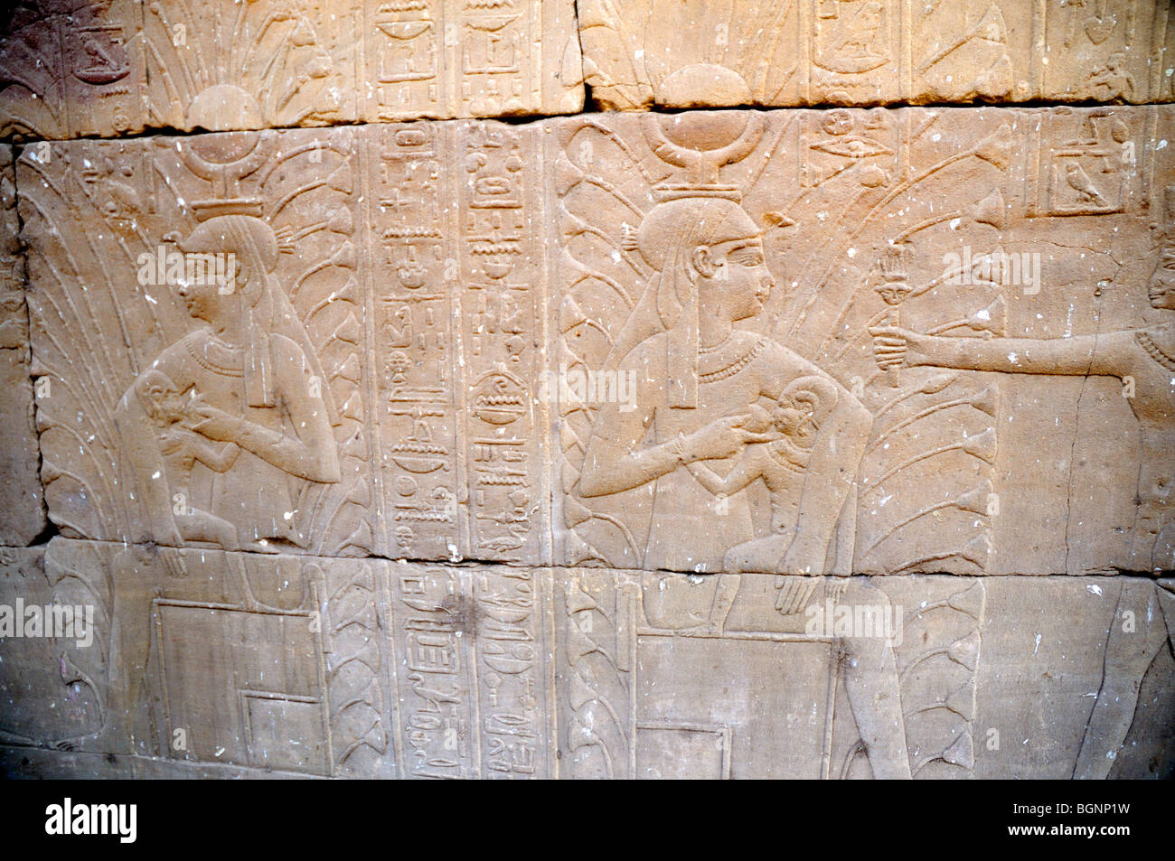 La maison natale dans le Temple d'Horus à Edfou en Egypte, l'une des sculptures uniquement en Egypte montrant une mère allaitant son bébé Banque D'Images