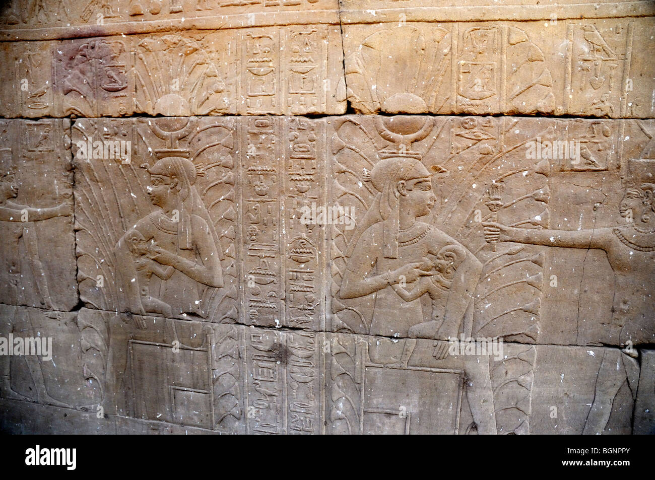La maison natale dans le Temple d'Horus à Edfou en Egypte, l'une des sculptures uniquement en Egypte montrant une mère allaitant son bébé Banque D'Images