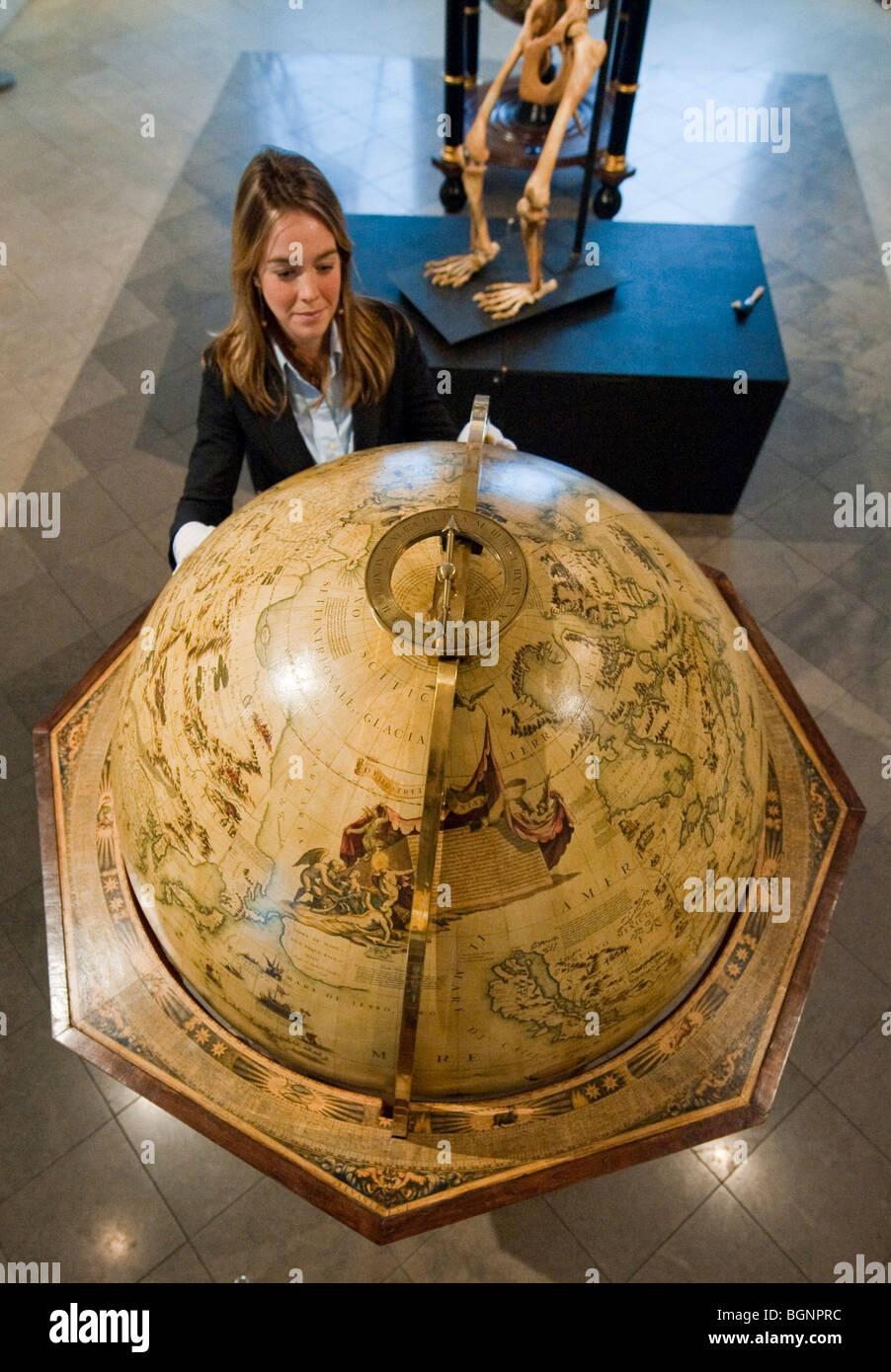 Une maison d'Enchères Bonhams Vincenzo Coronelli employé montre un globe terrestre Banque D'Images