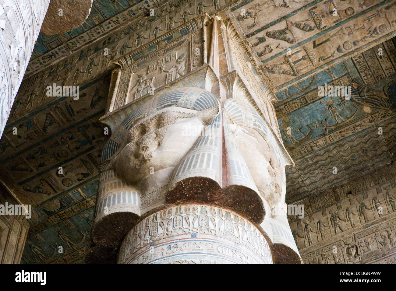 Close up d'Hathor dirigé colonne dans le vestibule de l'Temple ptolémaïque à Dendérah, au nord de Louxor, vallée du Nil, l'Egypte Banque D'Images