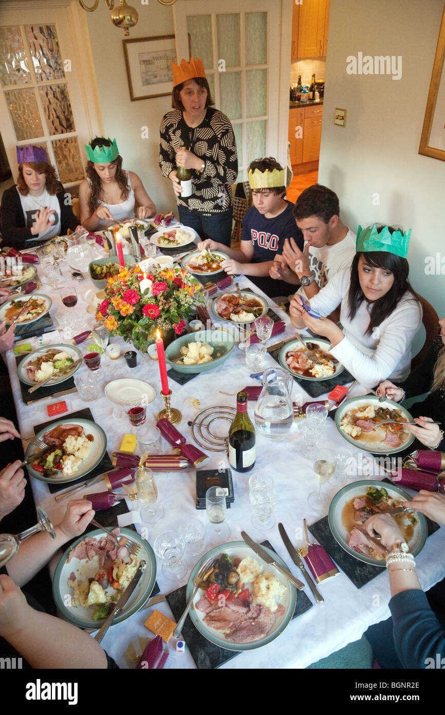 La famille et les amis à un dîner de Noël le jour de Noël au Royaume-Uni Banque D'Images