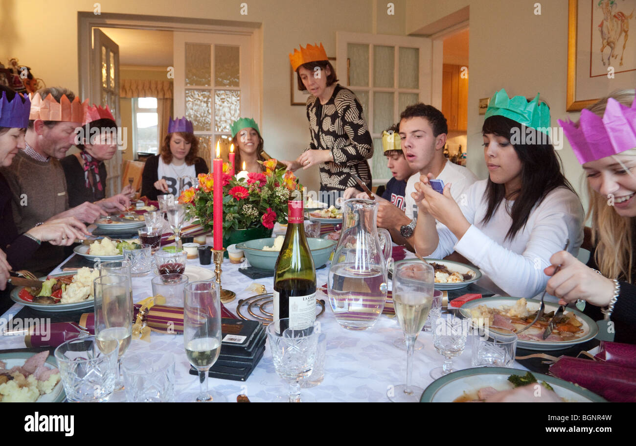 Noël en famille au Royaume-Uni ; la famille et les amis à un dîner de Noël le jour de Noël à la maison, au Royaume-Uni Banque D'Images