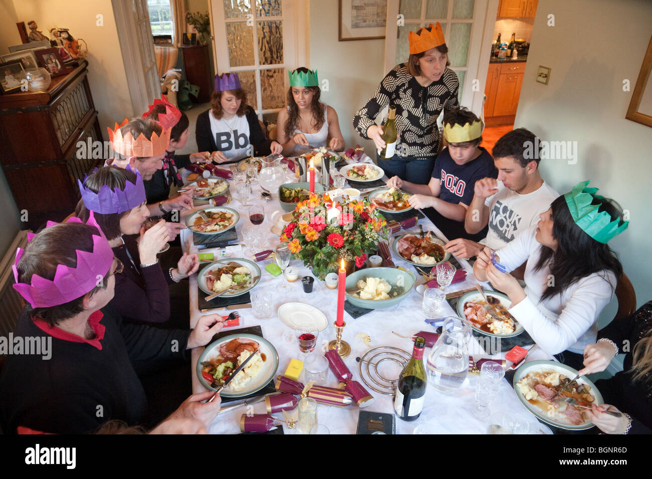 Dîner de Noël au Royaume-Uni ; la famille et les amis à un dîner de Noël le jour de Noël au Royaume-Uni Banque D'Images