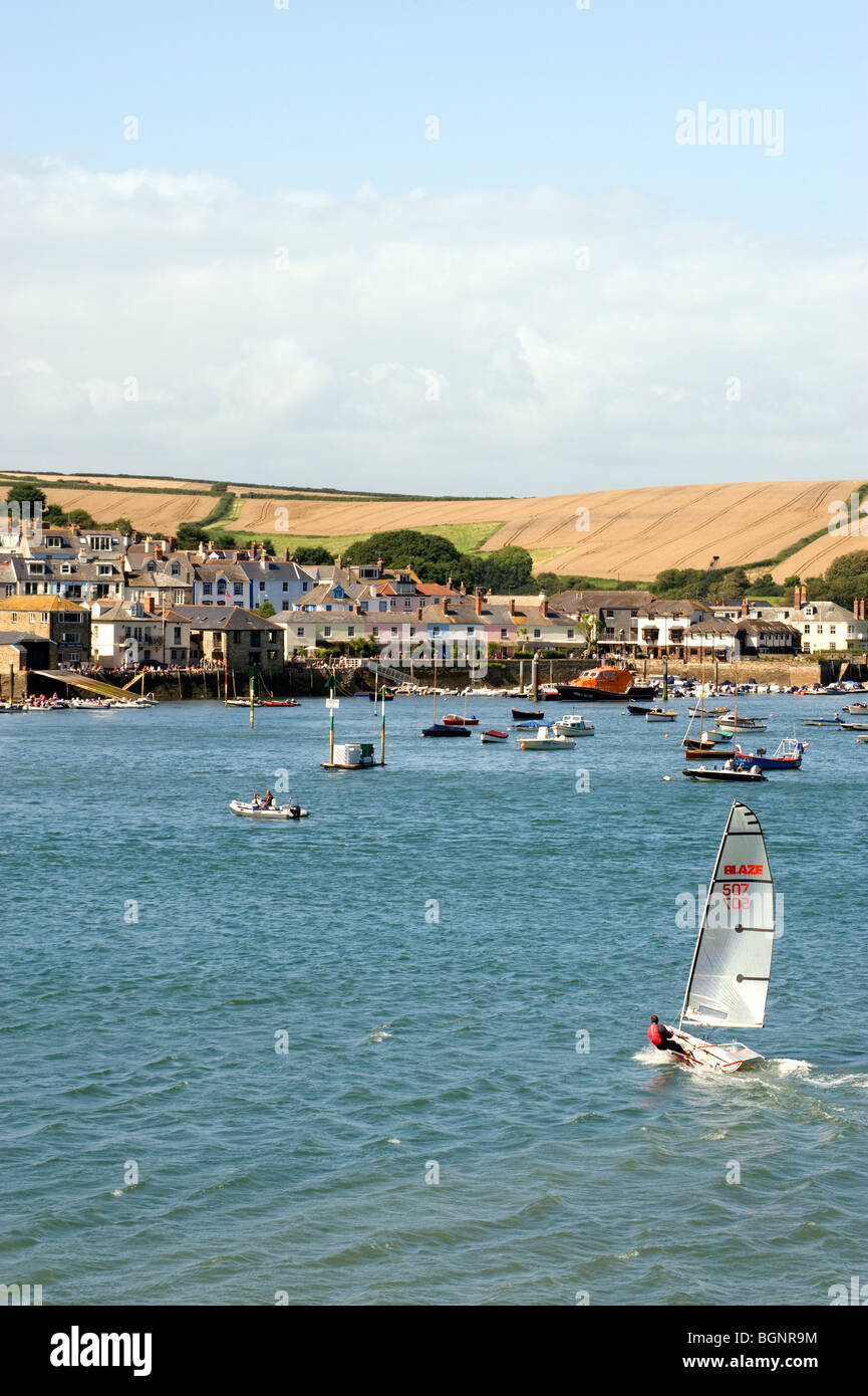 Un petit canot à la direction de l'autre côté de la rivière East Portlemouth estuaire Dart vers Salcombe, Devon, Angleterre. Banque D'Images