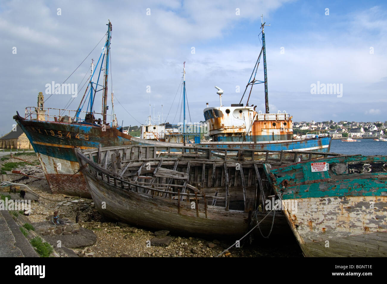Les paves De Vieux Bateaux De P che Des Chalutiers Dans Le Port De les-paves-de-vieux-bateaux-de-p-che-des-chalutiers-dans-le-port-de