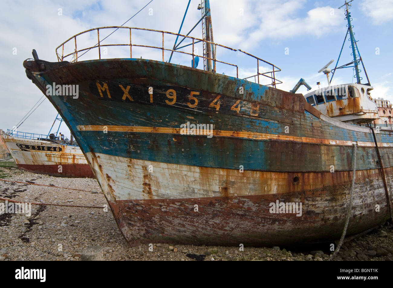 Les épaves de vieux bateaux de pêche des chalutiers dans le port de Camaret-sur-Mer, Finistère, Bretagne, France Banque D'Images