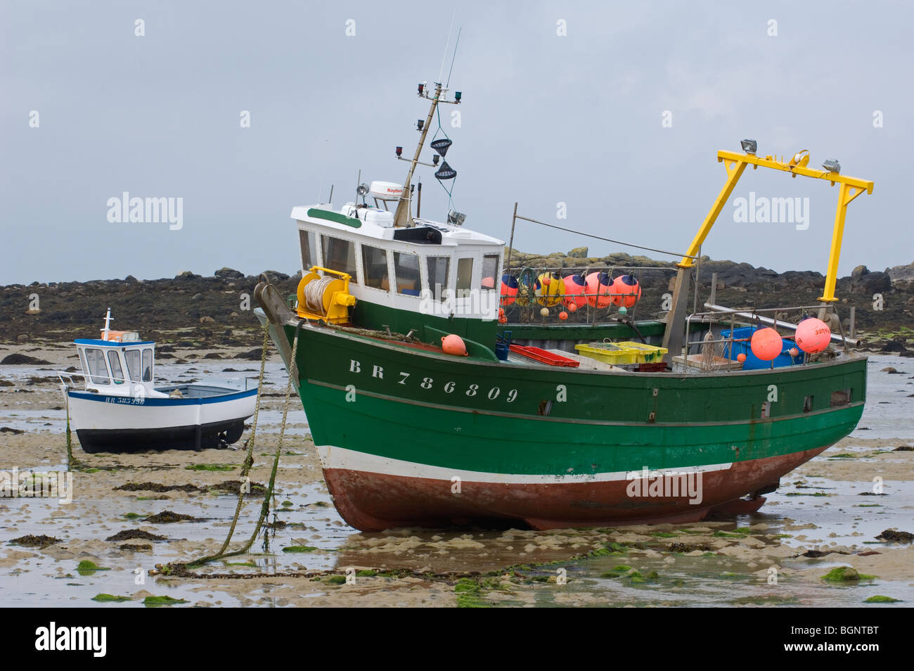 Bateaux de pêche sur la plage à marée basse, Bretagne, France Banque D'Images