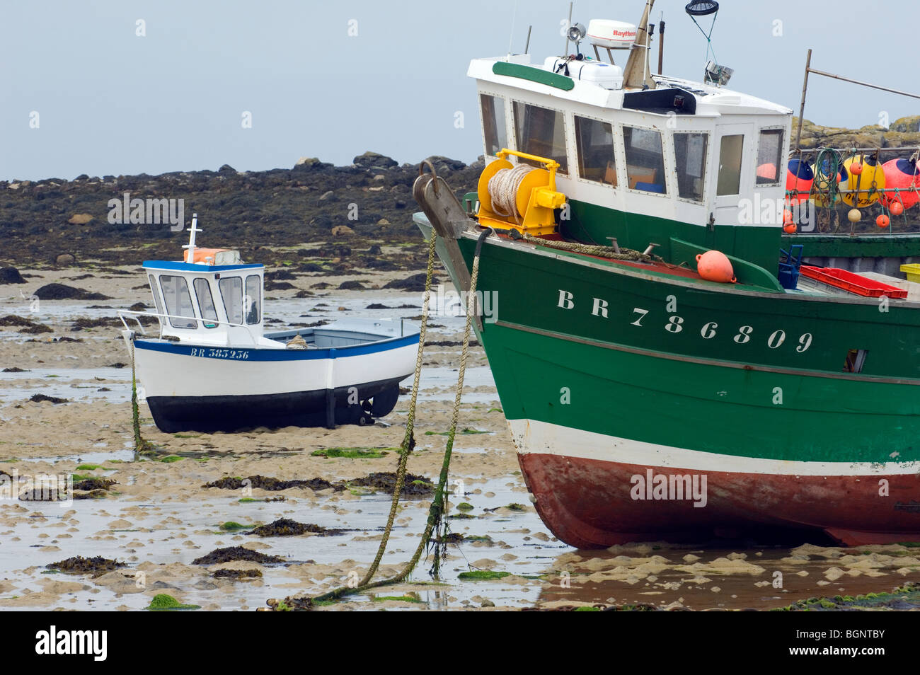 Deux bateaux de pêche sur la plage à marée basse, Bretagne, France Banque D'Images