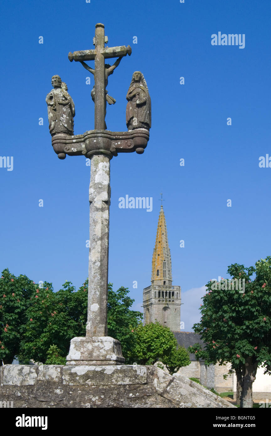 Calvaire et l'église l'Église Notre-Dame-de-Grâce à Plouhinec, Mobihan, Lorient, Bretagne, France Banque D'Images