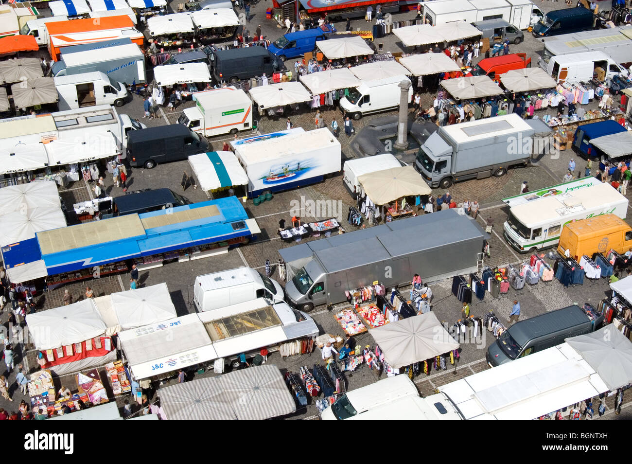 Stands de la marchandise chez le principal marché à Veurne / Furnes, Flandre occidentale, Belgique Banque D'Images