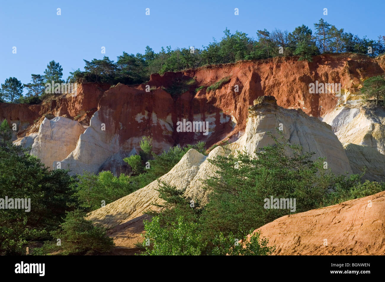 Les roches de l'ancienne carrière d'ocre, Colorado Provençal à Rustrel, Vaucluse, Provence-Alpes-Côte d'Azur, Provence, France Banque D'Images