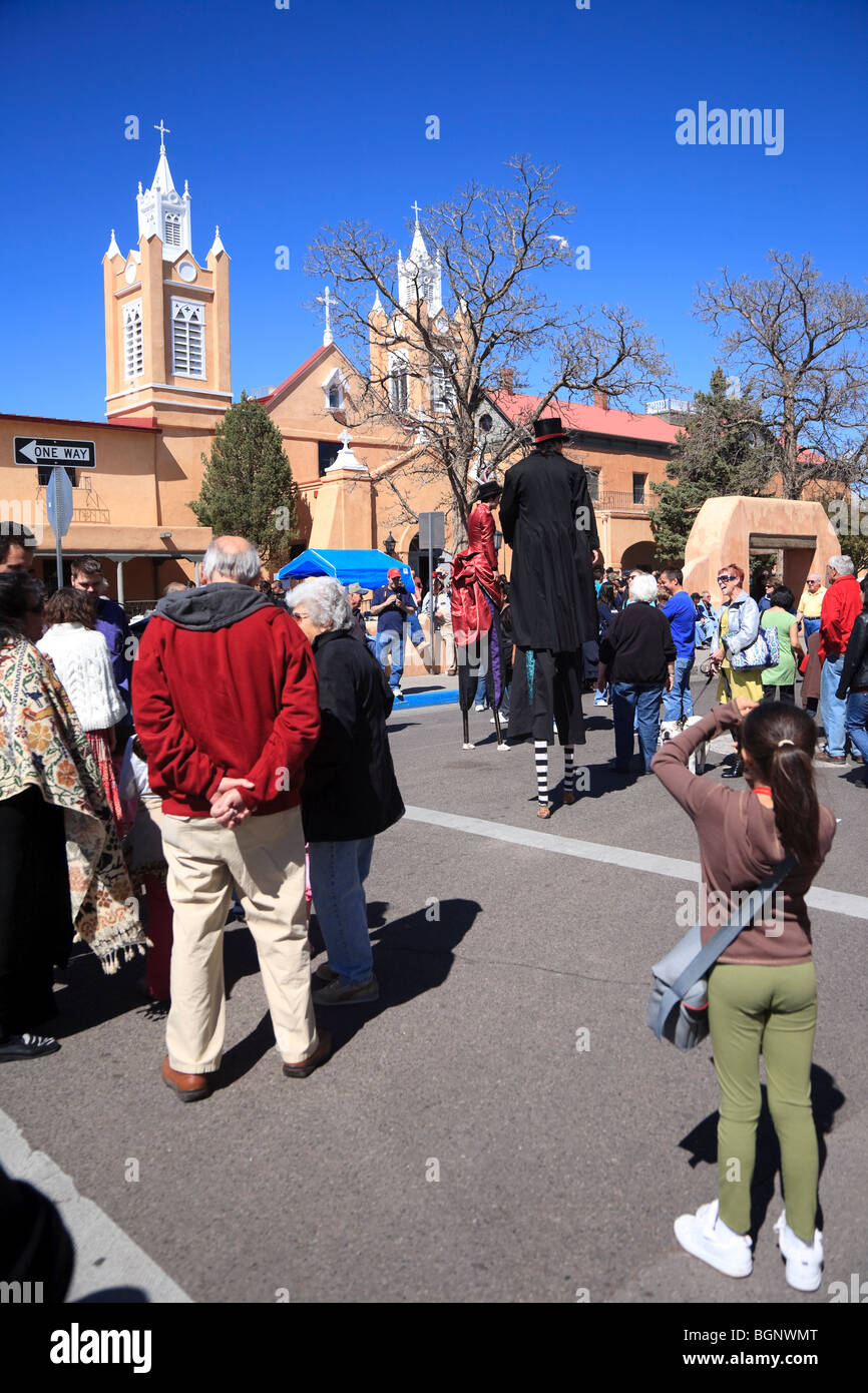 Les touristes en face de l'église San Felipe de Neri Old Town Plaza Albuquerque au Nouveau Mexique USA Banque D'Images