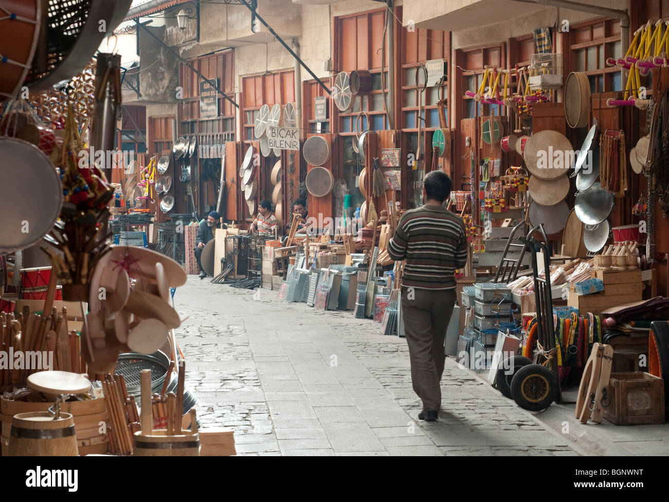 Un homme marche à travers le marché du cuivre, Gaziantep, Turquie Banque D'Images