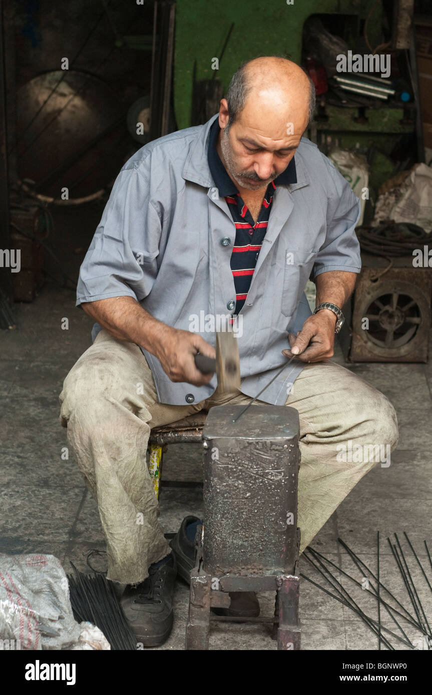 Un métallurgiste au travail à Gaziantep, Turquie Banque D'Images