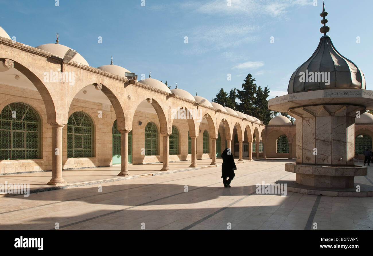 Une femme marche à travers le complexe de mosquées, Dergah Urfa, Turquie Banque D'Images