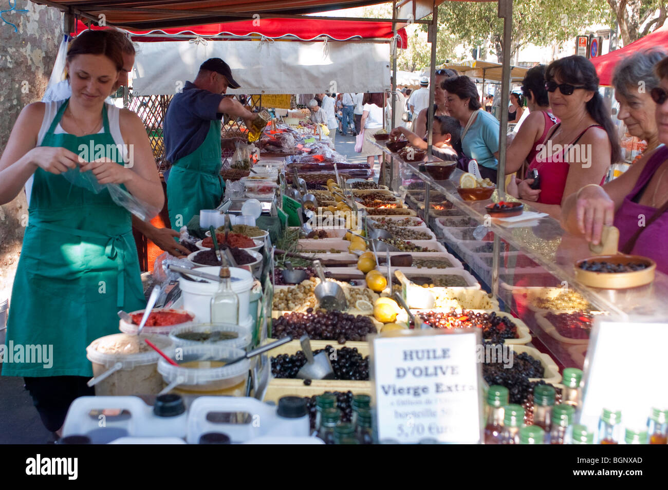 Arles, France - foule moyenne, femmes Shopping, travail, extérieur, public provincial 'Farmers Market' sur la rue, vendeur local, arles Market provence Banque D'Images