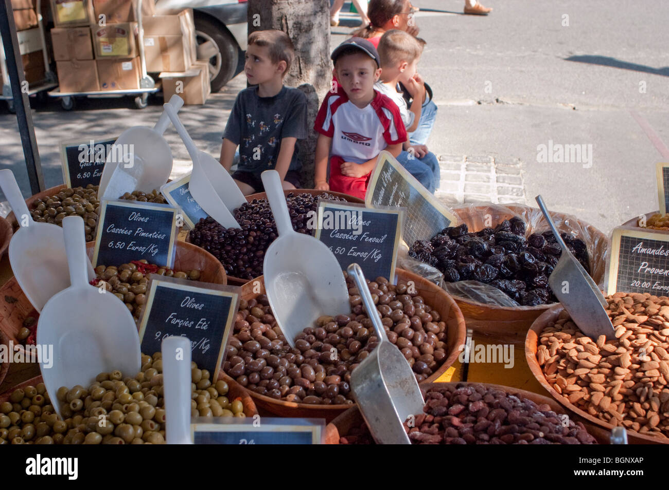 Arles, France - Détail, Close up, à l'extérieur, marché, épices séchées à la vente, les enfants en arrière-plan Banque D'Images