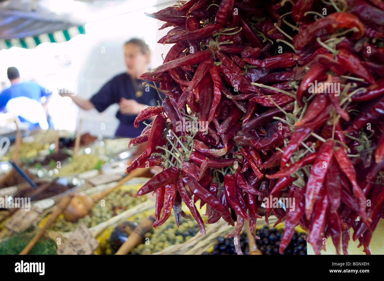 Arles, France - détail, de l'alimentation, les pigments pour vendre à l'extérieur, marché des producteurs, en Provence, vendeur de rue Banque D'Images