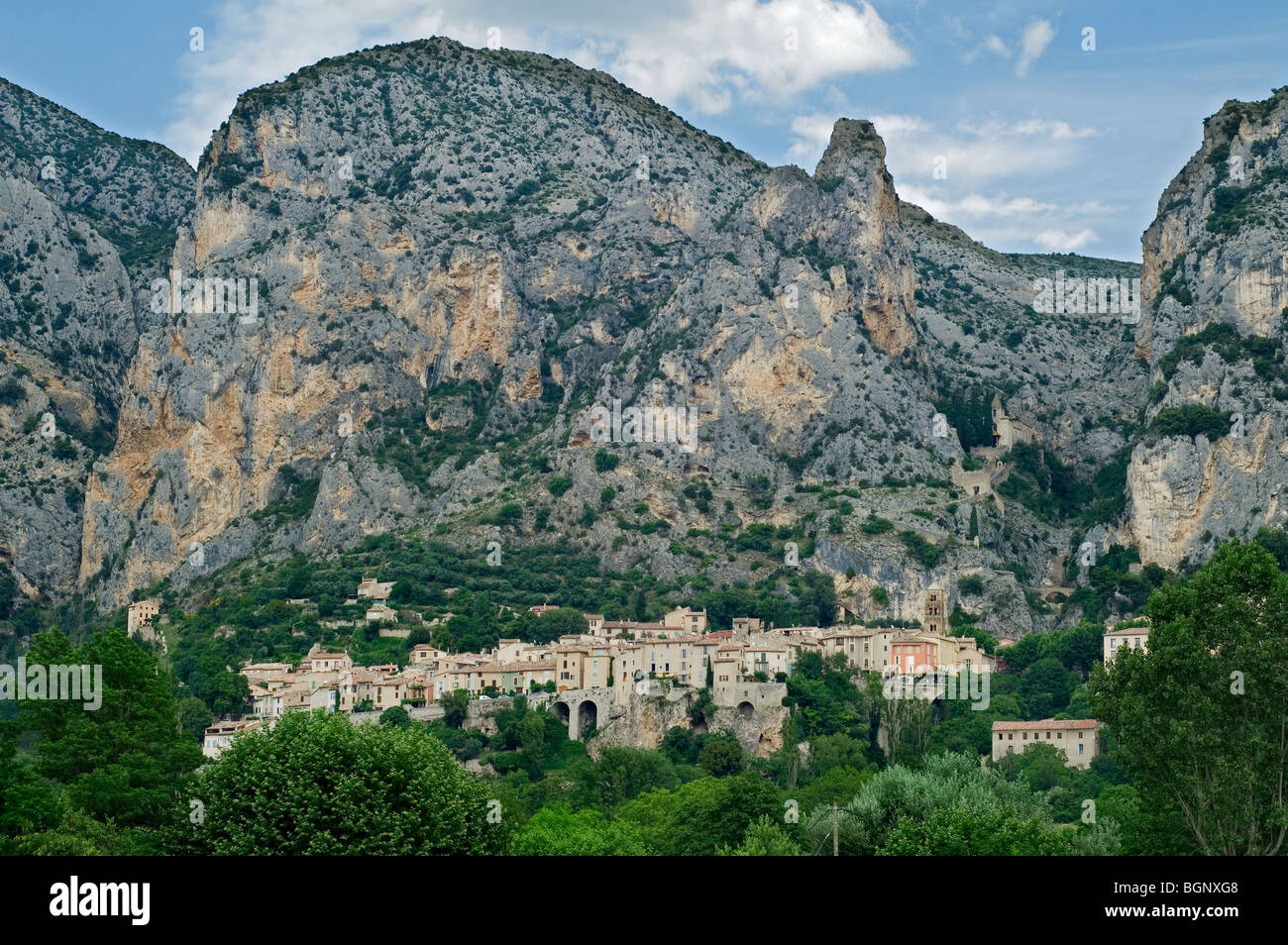 Le village médiéval de Moustiers, Provence, Provence-Alpes-Côte d'Azur, Alpes de Haute-Provence, France Banque D'Images