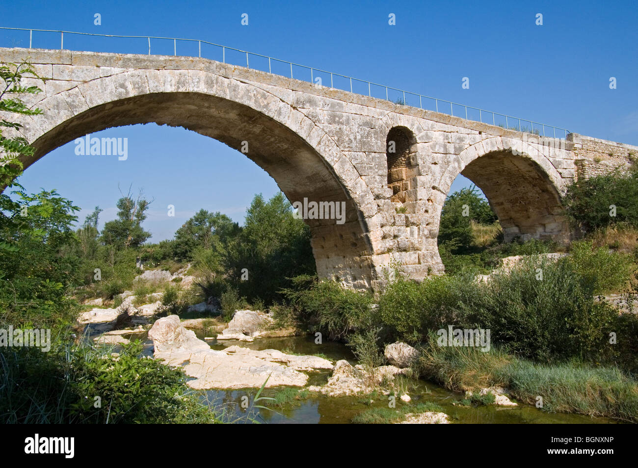 Le Pont Julien / Julian Bridge, une arche en pierre romain pont sur la rivière Calavon, Bonnieux, Vaucluse, Provence, France Banque D'Images