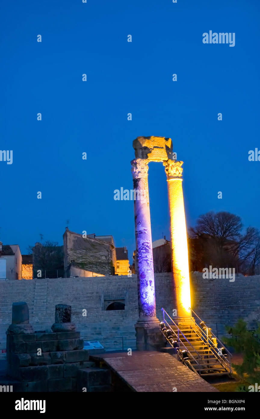 Arles, France - Site archéologique antique, l'amphithéâtre romain, colonnes, lit up at Night Banque D'Images