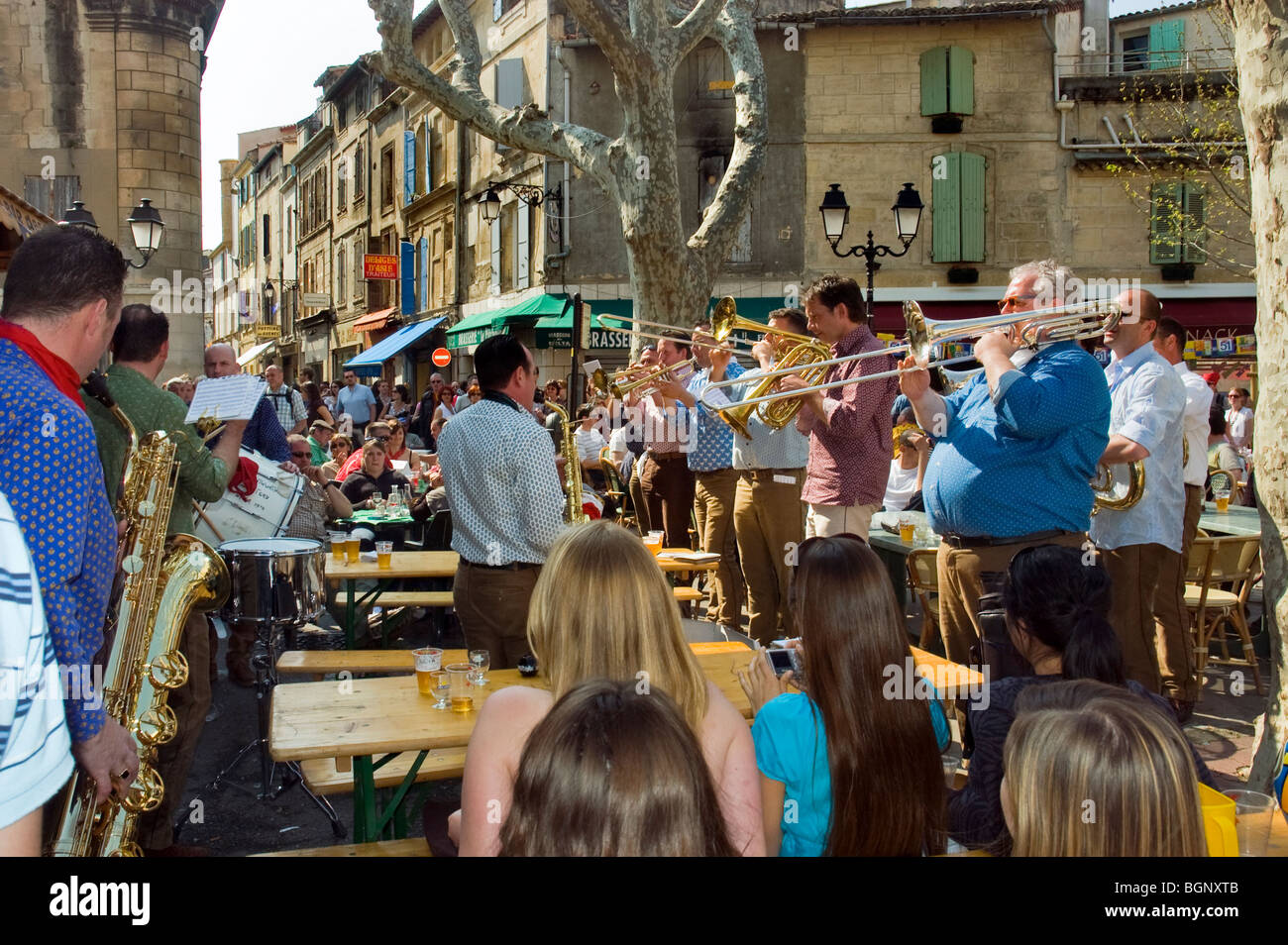 Adultes musiciens trompette jouant fête de rue feria Banque de  photographies et d'images à haute résolution - Alamy