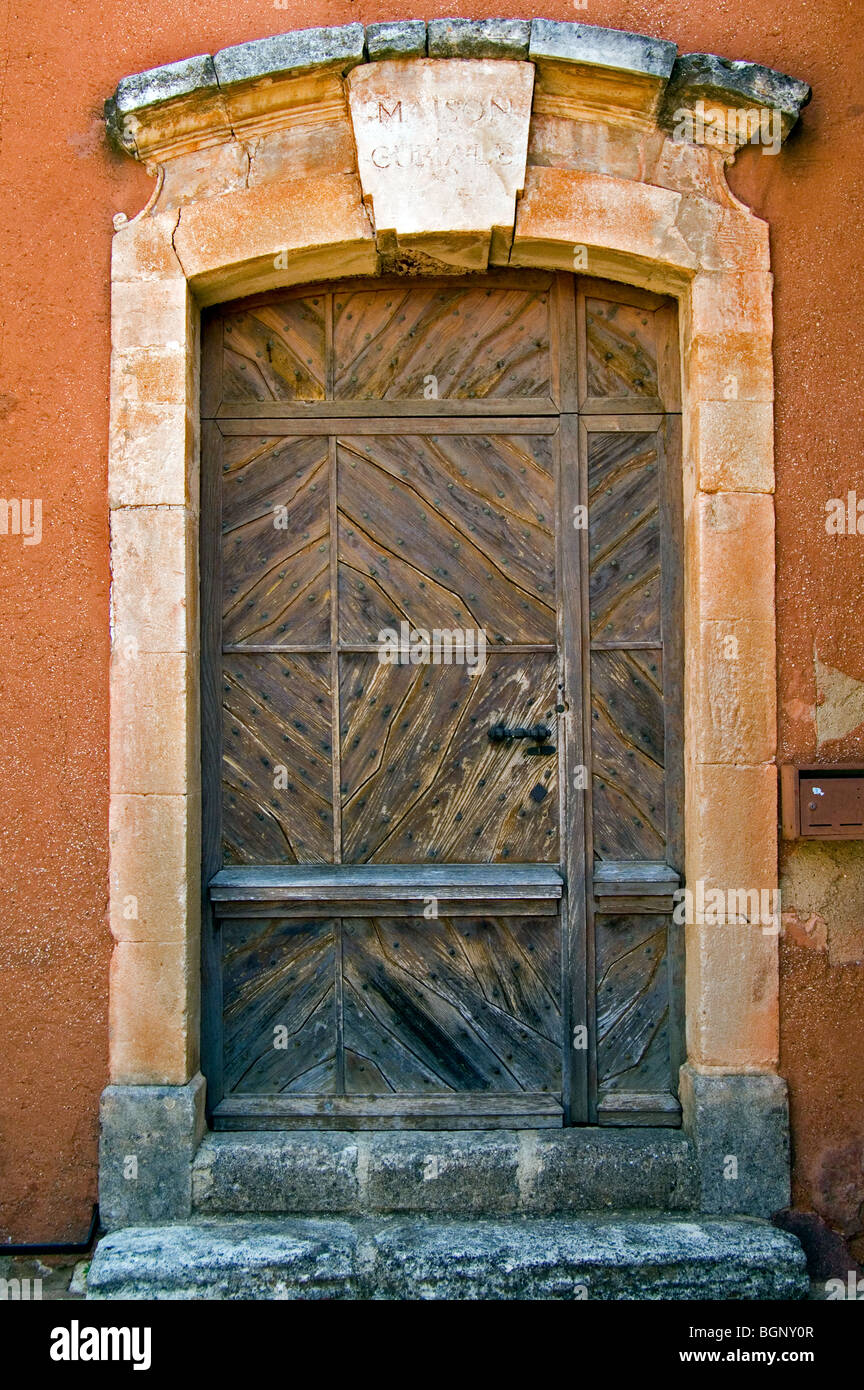 Vieille porte en maison de couleur ocre, Roussillon, Provence, Vaucluse, Provence-Alpes-Côte d'Azur, France Banque D'Images