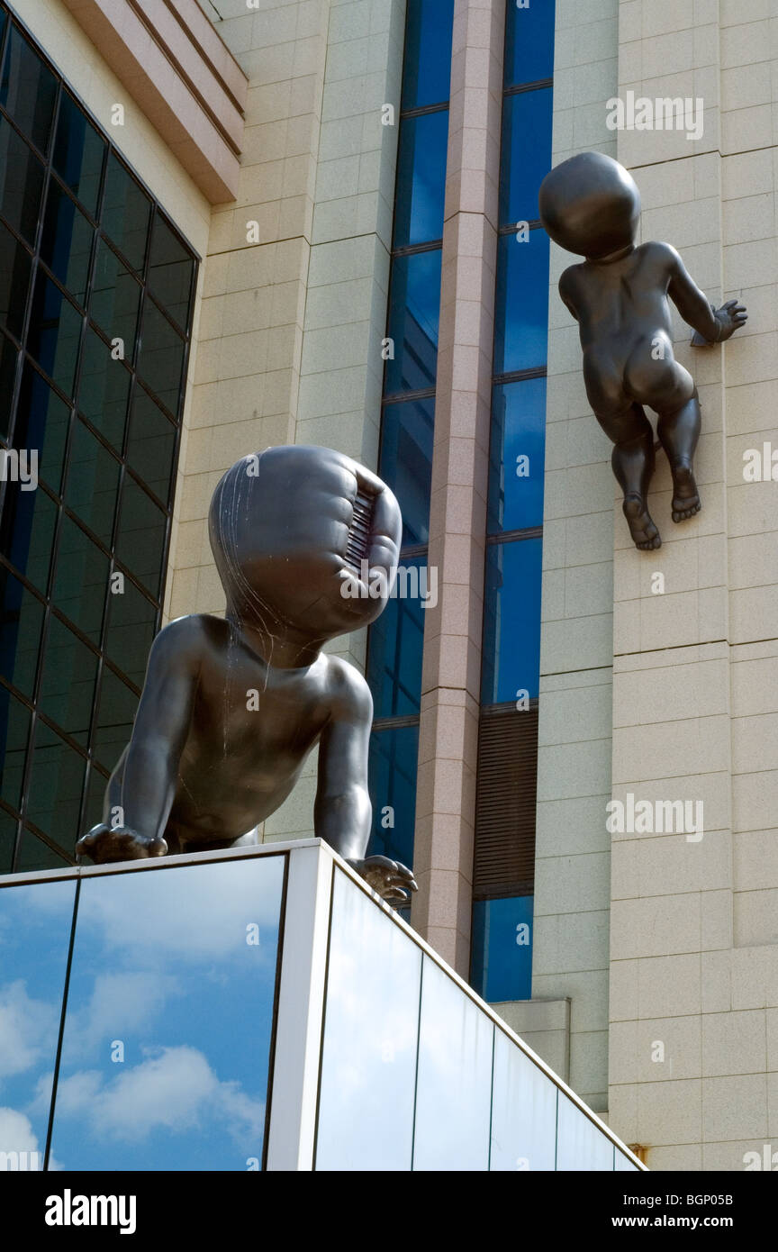 Le casino de Blankenberge et les trois bébés de l'artiste David Cerny, Belgique Banque D'Images