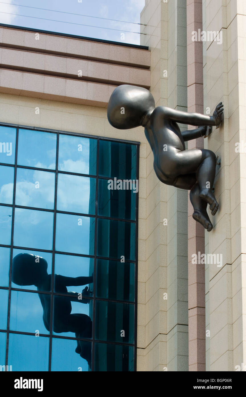 Le casino de Blankenberge et les trois bébés de l'artiste David Cerny, Belgique Banque D'Images