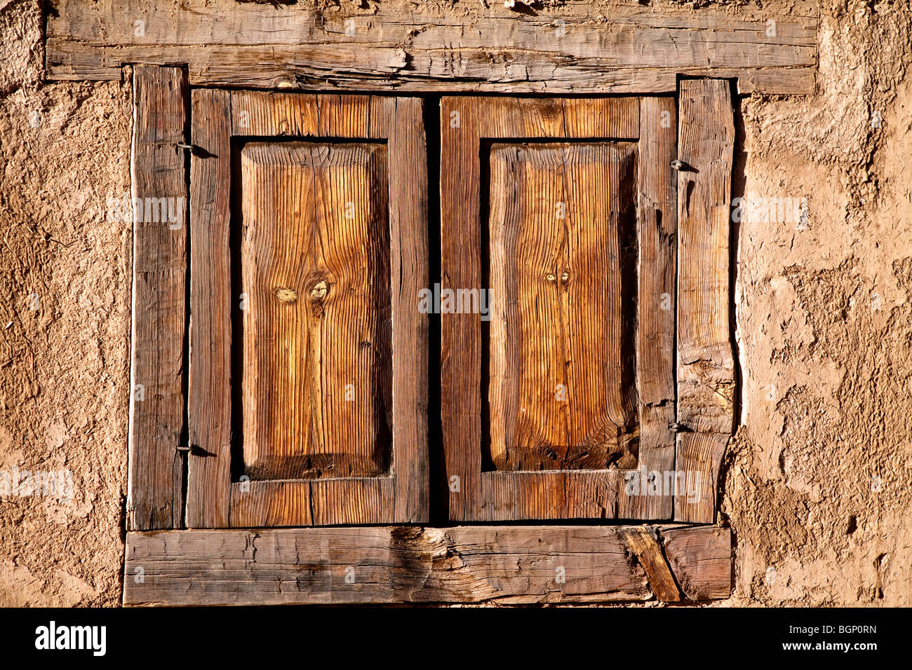 Ancien bâtiment de construction adobe avec fenêtre en bois à volets, Taos, Nouveau Mexique USA Banque D'Images
