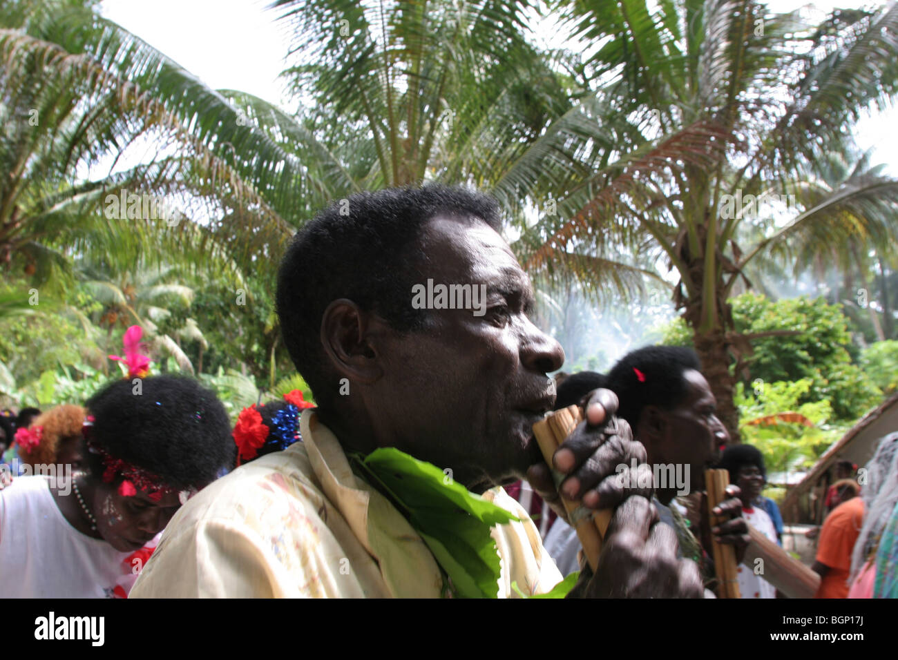 Jouer de la musique comme des tuyaux d'une procession commence au début de 'l'école' de clôture des festivités, Carterets Atoll, Papouasie Nouvelle Gunea Banque D'Images